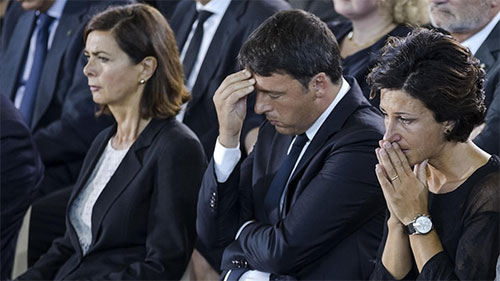 El primer ministro italiano Matteo Renzi durante el funeral